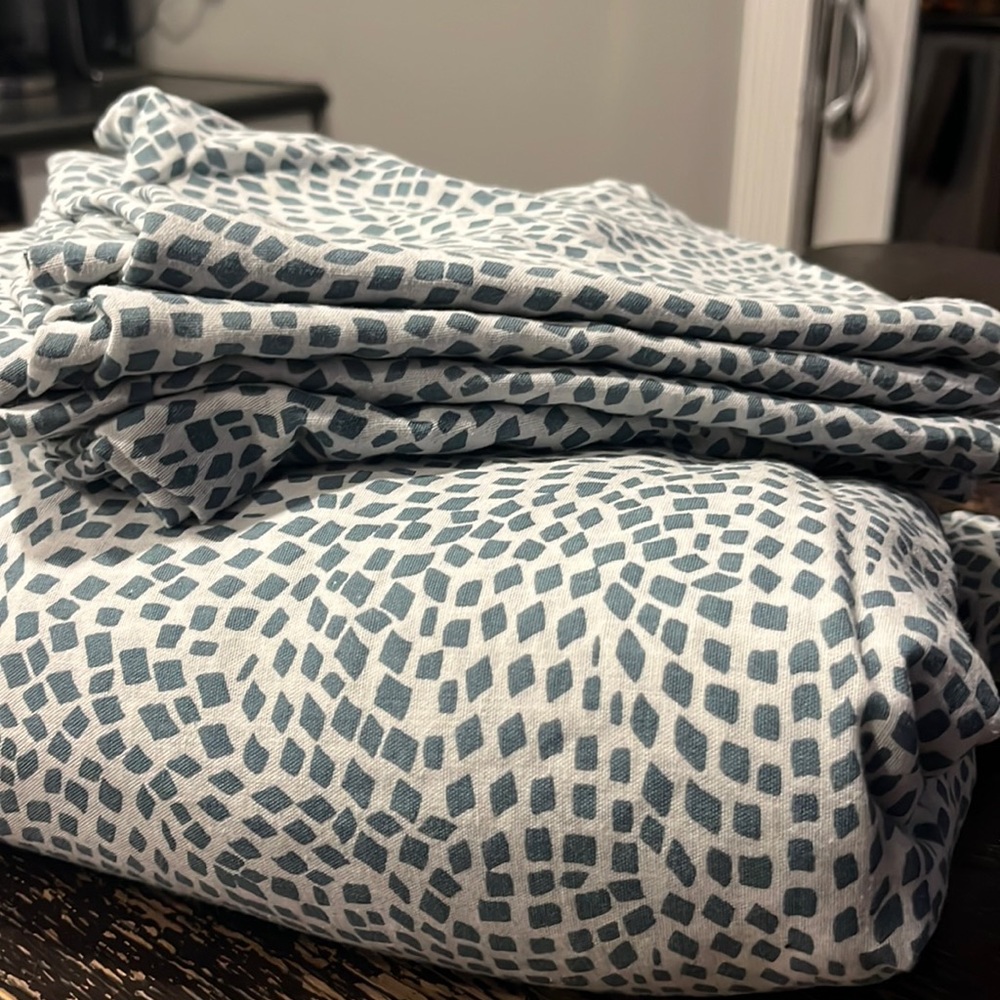 Full Duvet and 4 pillow shams
